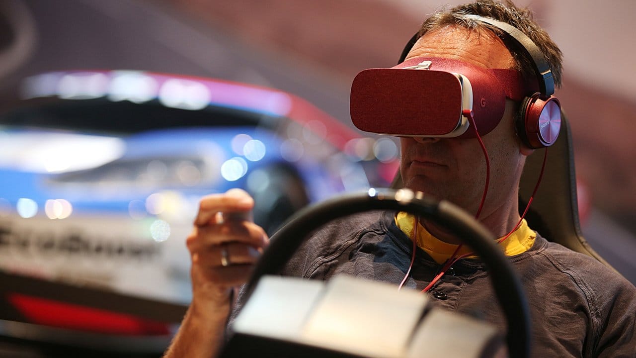 Virtuelle Realität in der Messehalle: Ein Besucher der Gamescom in Köln spielt mit VR-Brille.