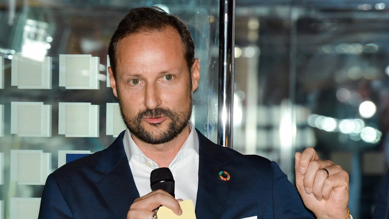 Kronprinz Haakon von Norwegen Haakon begrüßte im Literaturzug von Köln nach Frankfurt die mitreisenden Schriftsteller.