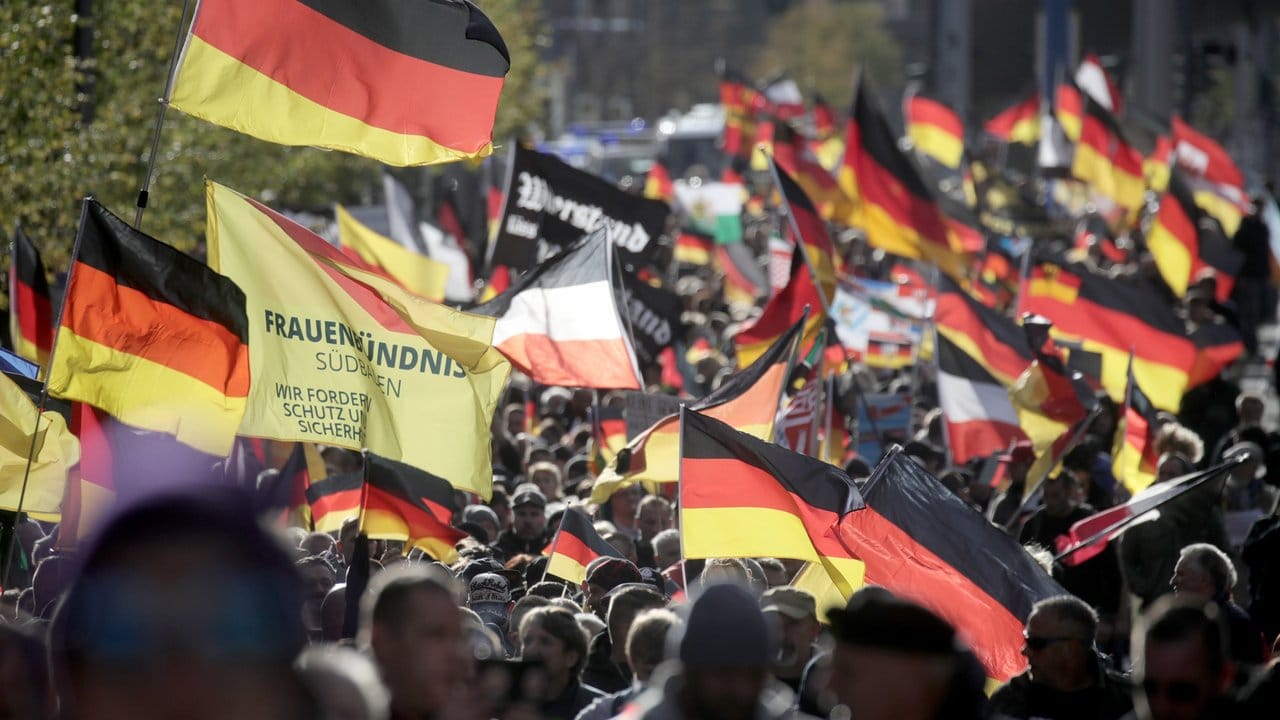 Für viele junge Menschen in Deutschland attraktiv: Teilnehmer der rechtspopulistischen Demonstration "Tag der Nation" ziehen mit Deutschlandfahnen durch Berlin.
