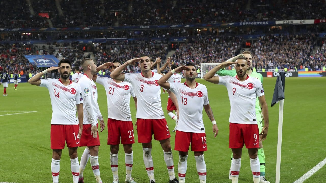 Die türkischen Spieler Mahmut Tekdemir (l-r), Burak Yilmaz, Irfan Kahveci, Merih Demiral, Umut Meras, Mert Günok und Cenk Tosun salutiern vor den Fans.