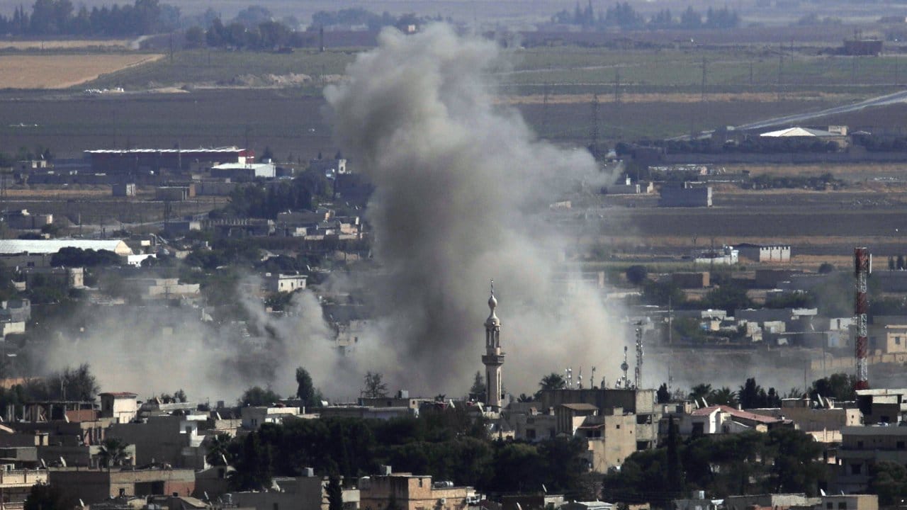 Rauch über der syrischen Stadt Ras al-Ain: Die Kurdenmilizen haben die wichtige Grenzstadt zurückerobert.