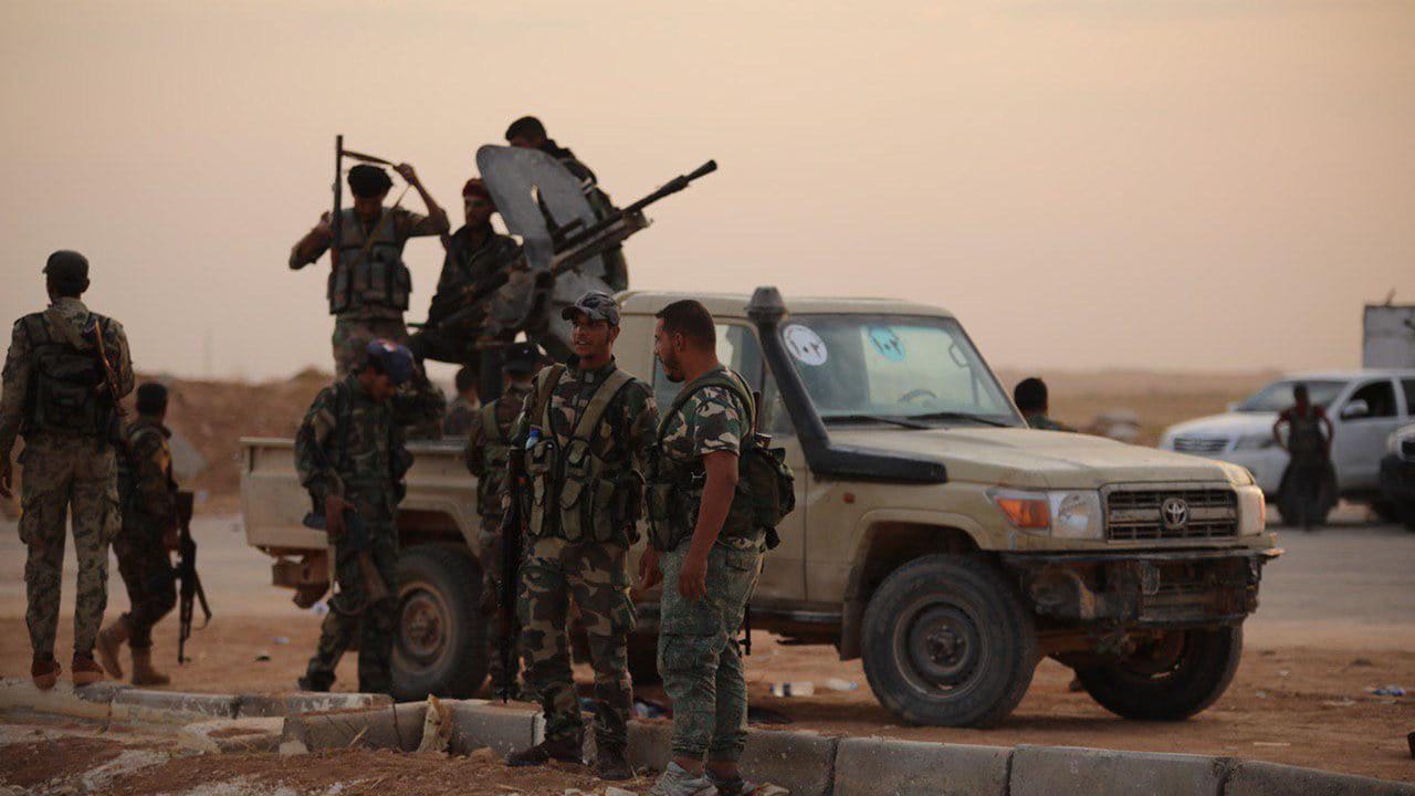 Syrische Regierungstruppen rücken in den Luftwaffenstützpunkt Al-Tabqa südlich der syrischen Al-Rakka-Region ein.