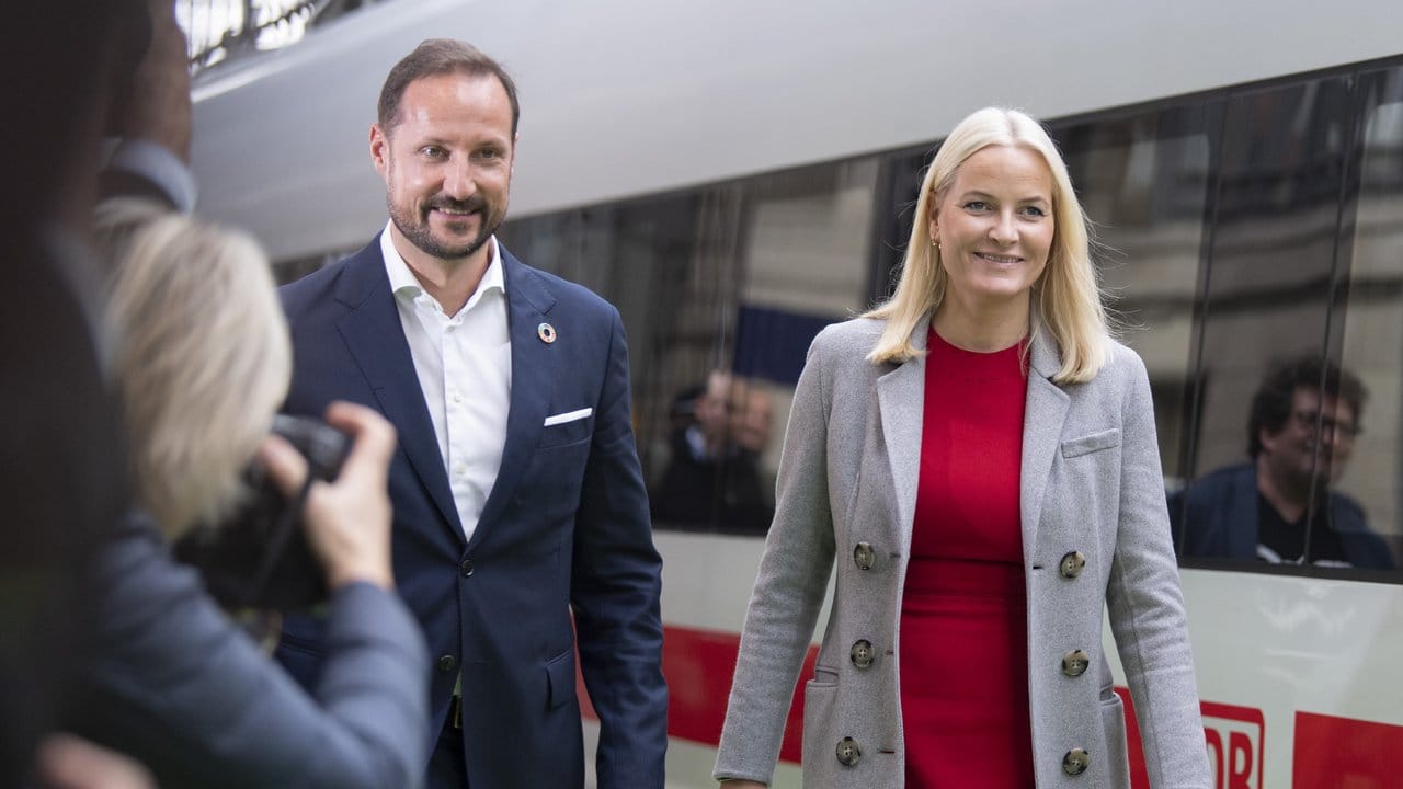 Das norwegische Kronprinzenpaar Haakon und Mette-Marit bei ihrer Ankunbft in Frankfurt.