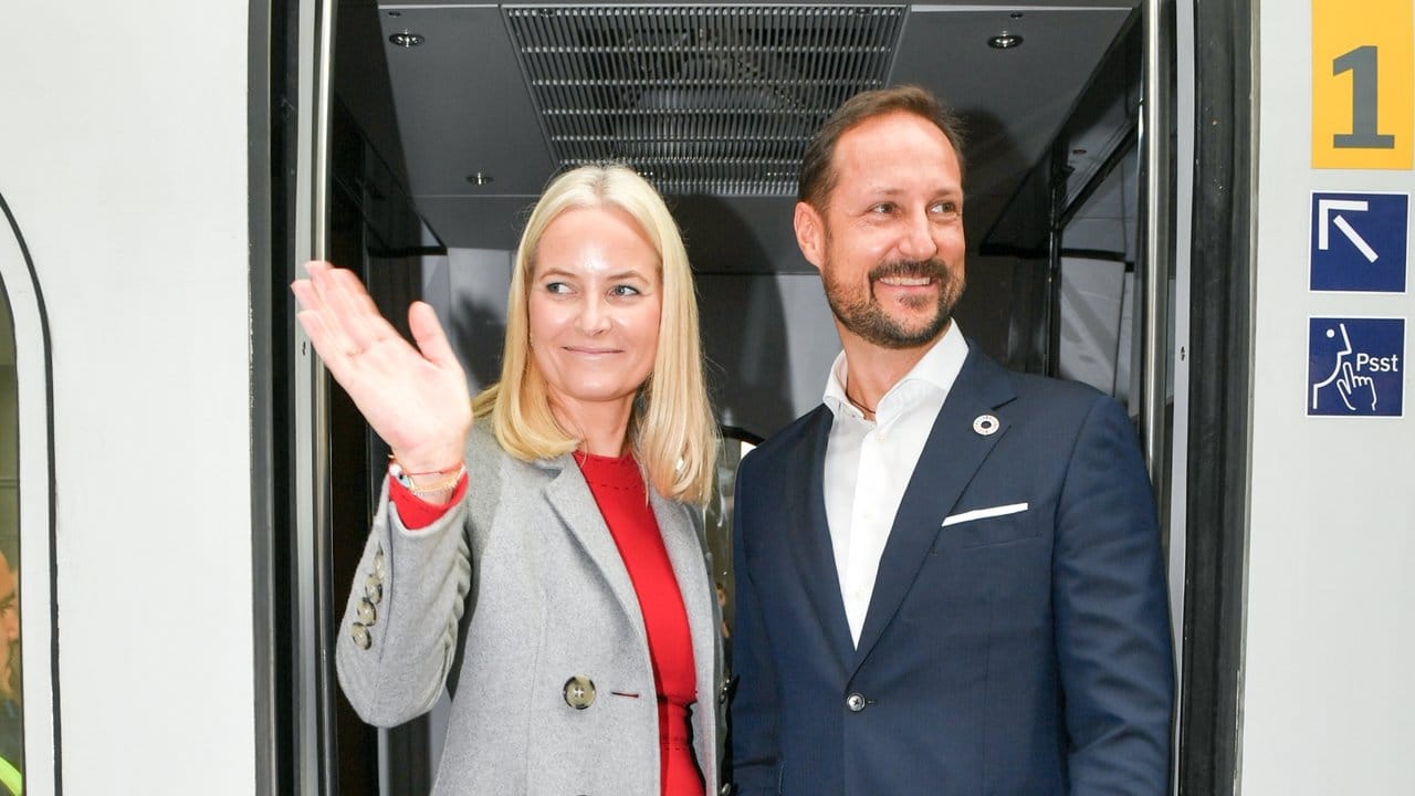 Kronprinzessin Mette-Marit und Haakon reisen mit dem Zug zur Frankfurter Buchmesse.