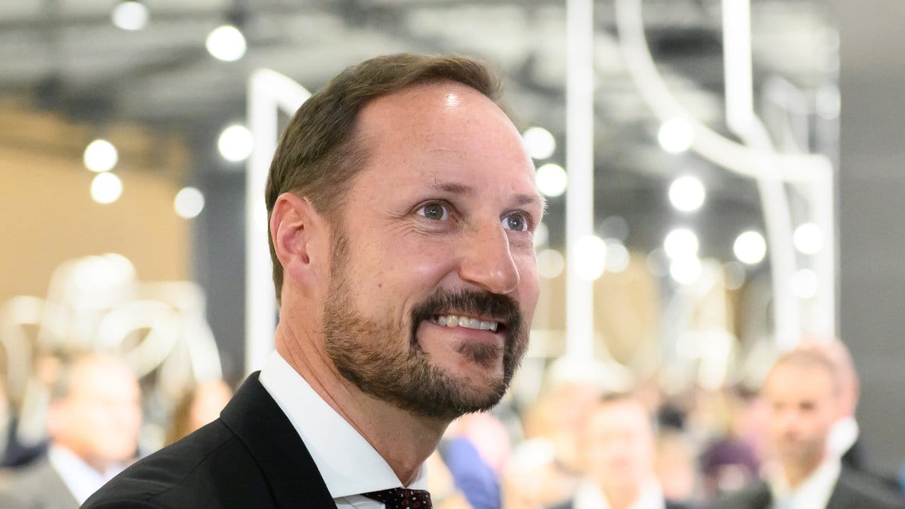 Kronprinz Haakon besucht der Pavillon Norwegens.