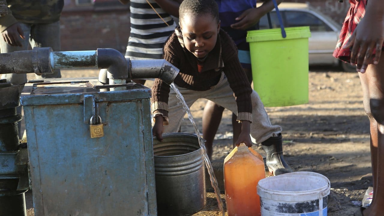 In Simbabwe herrscht ein Mangel an Trinkwasser.