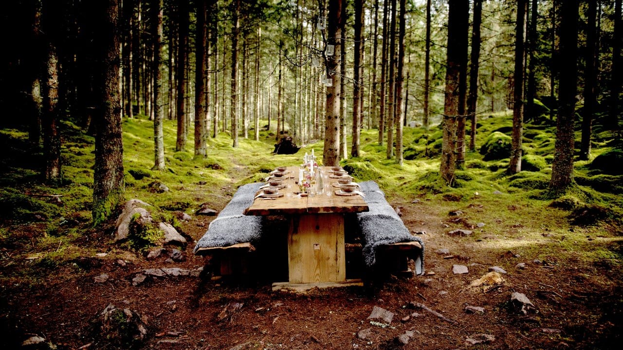 Der Tisch im Wald von Asa Herrgård ist festlich gedeckt.