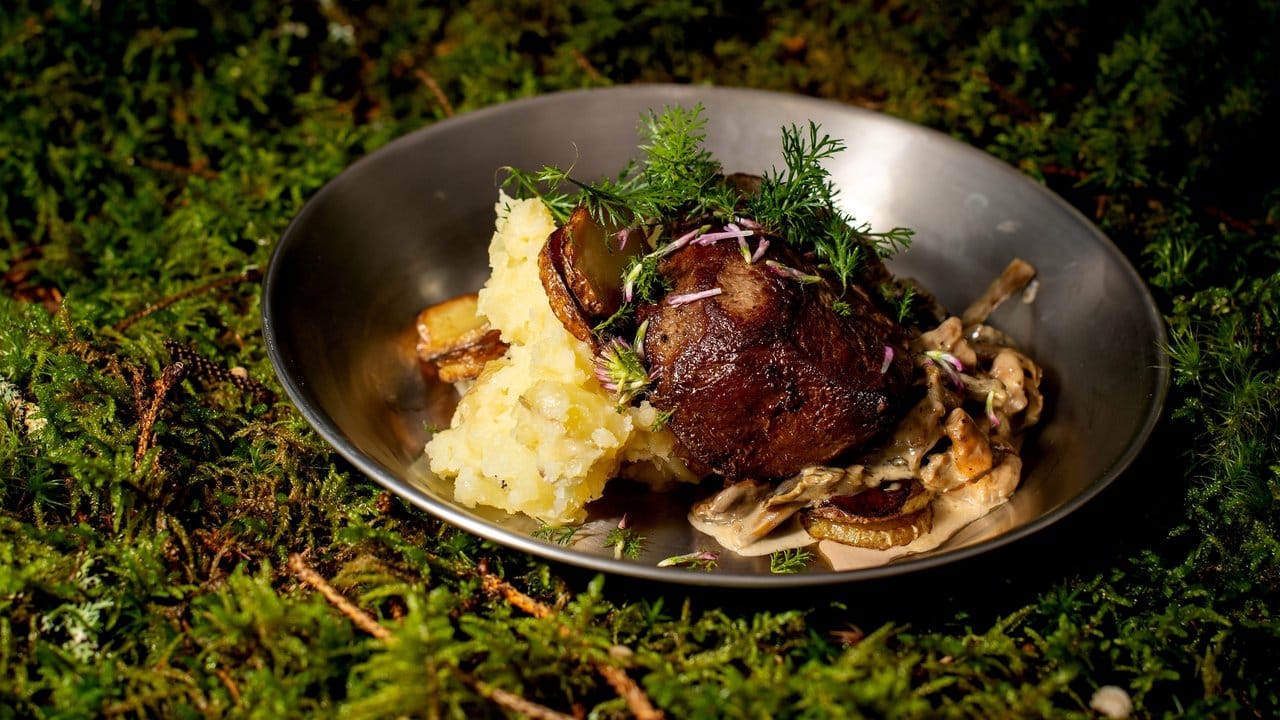 Es folgt der Hauptgang aus Reh-Filet mit gebratenen Kartoffeln und in Sahne gekochten Pilzen.