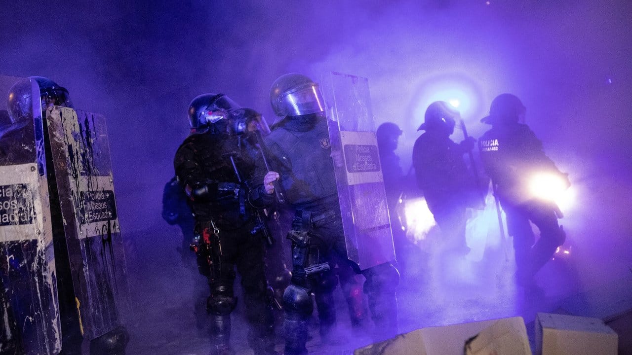 Polizisten sind bei Zusammenstößen mit Demonstranten im Einsatz.
