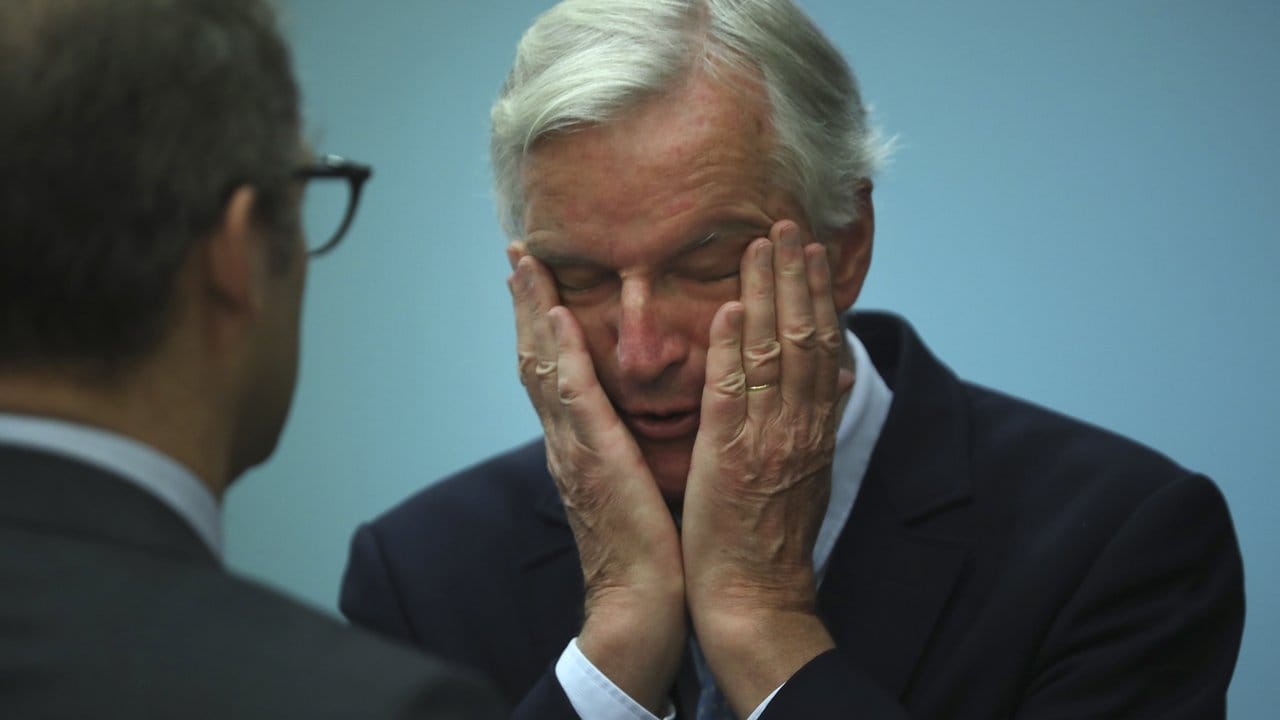 Übermüdet: EU-Unterhändler Michel Barnier nach einer hektischen nächtlichen Sitzung zum Thema Brexit.