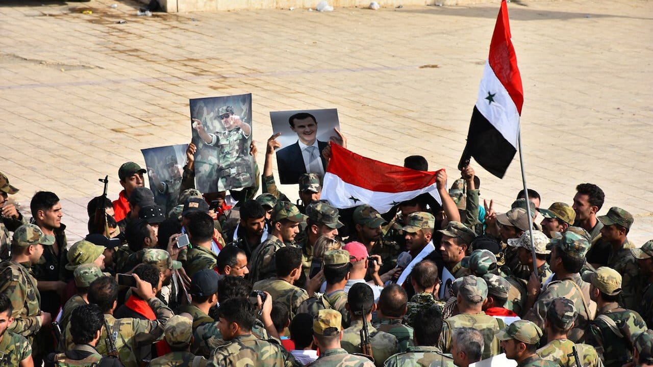 Syrische Soldaten in Manbidsch: Die syrische Armee übernahm die volle Kontrolle über die Stadt, um sie vor einem türkischen Militärangriff zu bewahren. Syrische Soldaten in Manbidsch: Die syrische Armee übernahm die volle Kontrolle über die Stadt, um sie vor einem türkischen Militärangriff zu bewahren.