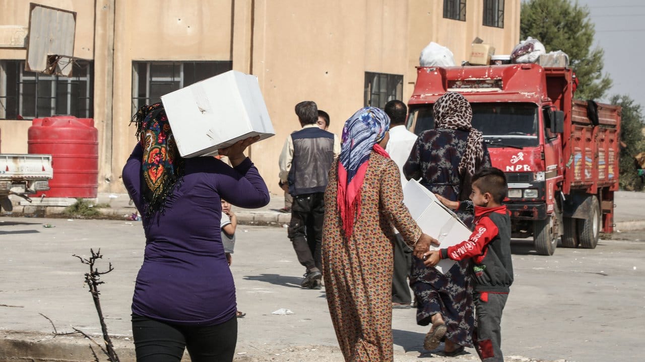Flüchtlinge aus der Stadt Ras al-Ain erhalten Hilfe von der Hevi Foundation, einer gemeinnützigen Organisation. Flüchtlinge aus der Stadt Ras al-Ain erhalten Hilfe von der Hevi Foundation, einer gemeinnützigen Organisation.