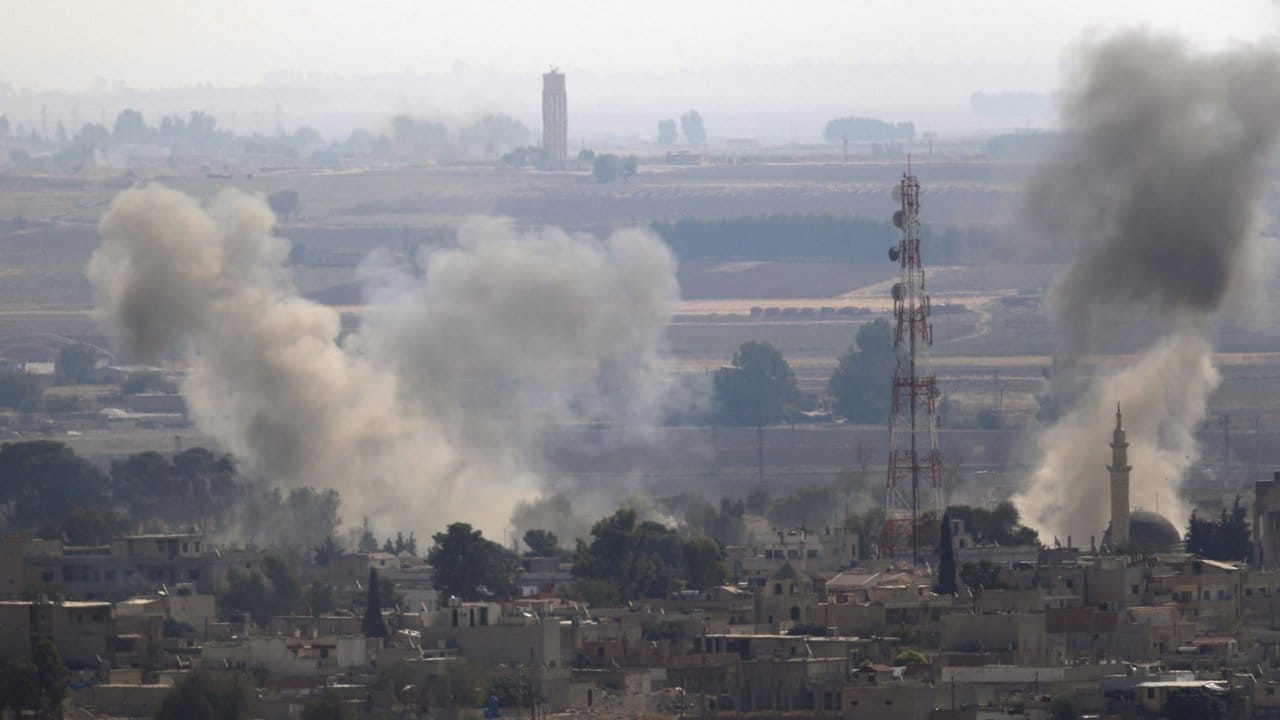 Rauch steigt über der syrischen Stadt Ras al-Rain auf, die zuvor durch die türkischen Streitkräfte bombardiert wurde. Rauch steigt über der syrischen Stadt Ras al-Rain auf, die zuvor durch die türkischen Streitkräfte bombardiert wurde.