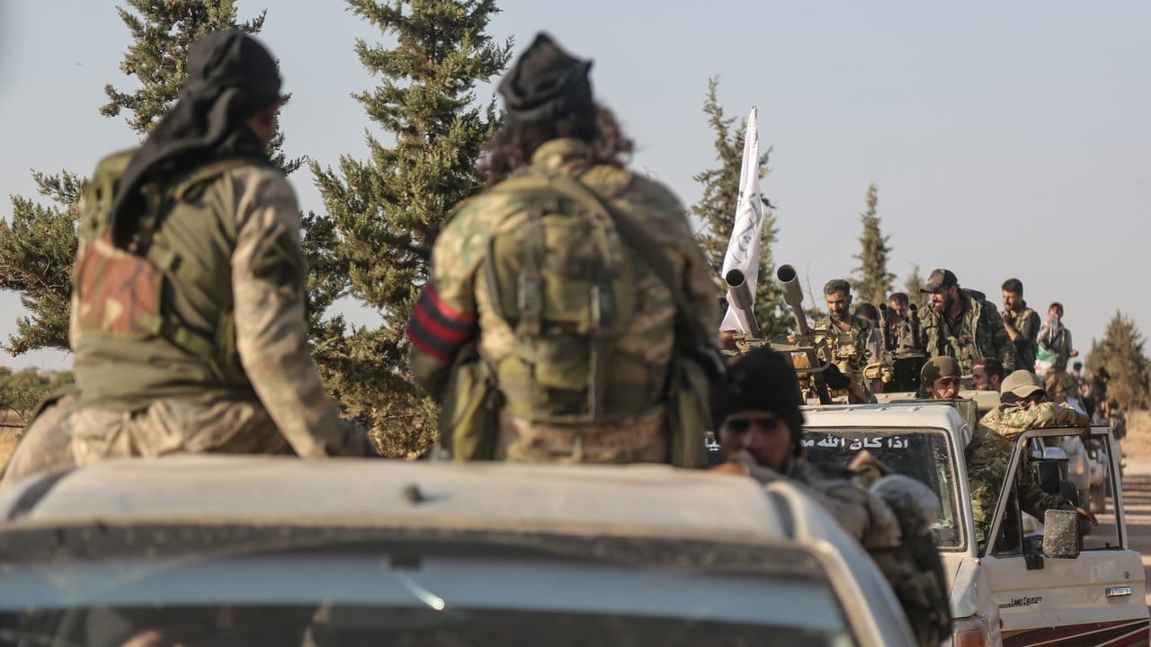 Von der Türkei unterstützte Rebellen der Syrischen Nationalarmee nahe der Grenze zwischen Syrien und der Türkei. Von der Türkei unterstützte Rebellen der Syrischen Nationalarmee nahe der Grenze zwischen Syrien und der Türkei.