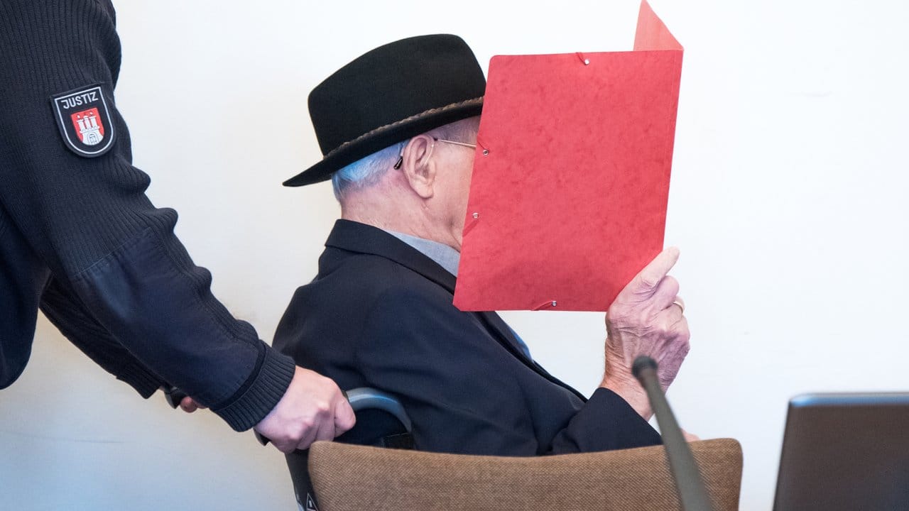 Ein 93 Jahre alter ehemaliger SS-Wachmann des Konzentrationslagers Stutthof wird in den Gerichtssaal geschoben.