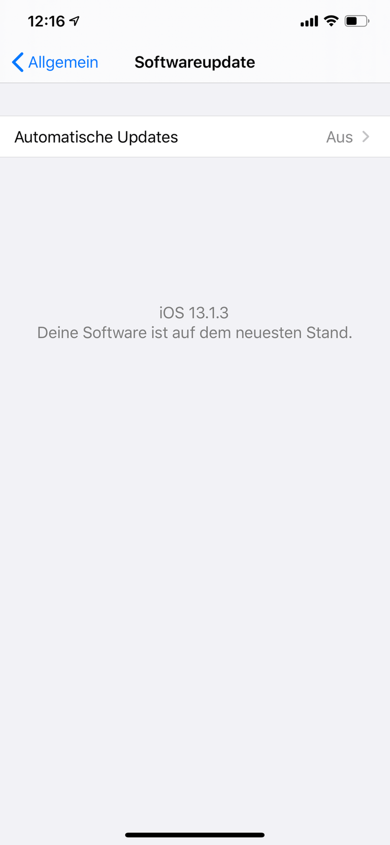 An dieser Stelle sieht man, wenn neuere Updates vorliegen. Die Automatik nimmt sich für die Installation stets etwas Zeit, um einen Moment abzupassen, in dem das Update nicht stört. Meistens werden die Neuerungen dann nachts aufgespielt. Ungeduldige Naturen können das Update hier auch sofort anstoßen.