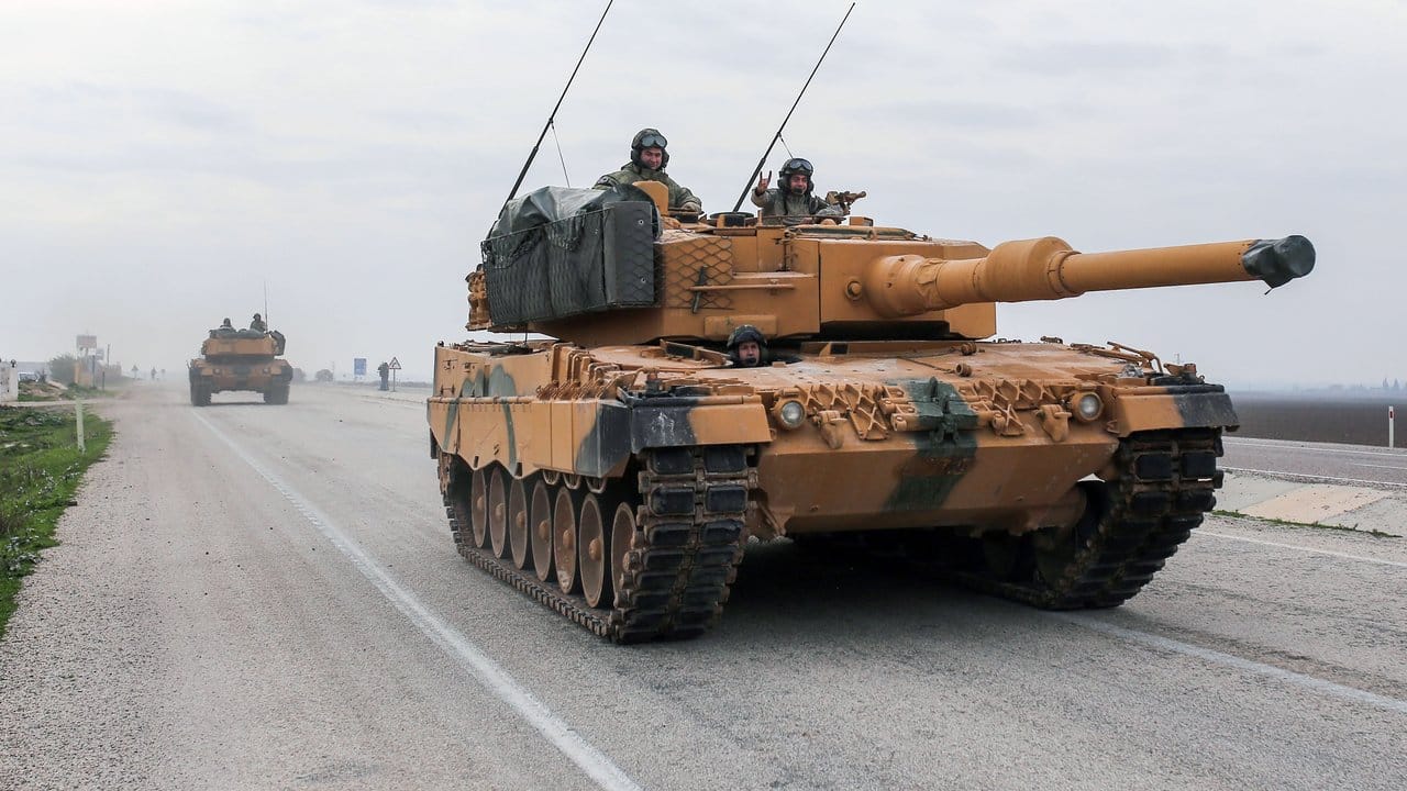 Ein türkischer Panzer vom Typ Leopard 2A4 in der Nähe der syrischen Grenze. Ein türkischer Panzer vom Typ Leopard 2A4 in der Nähe der syrischen Grenze.