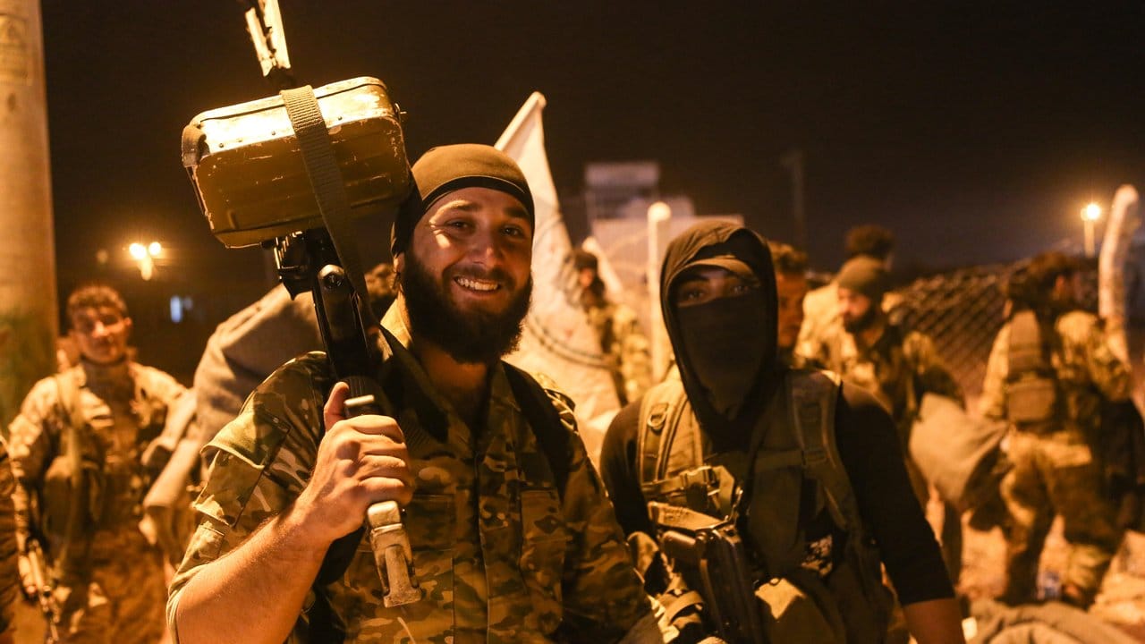 Kämpfer der Freien Syrischen Armee (FSA) schließen sich türkischen Truppen in Nordsyrien an. Kämpfer der Freien Syrischen Armee (FSA) schließen sich türkischen Truppen in Nordsyrien an.