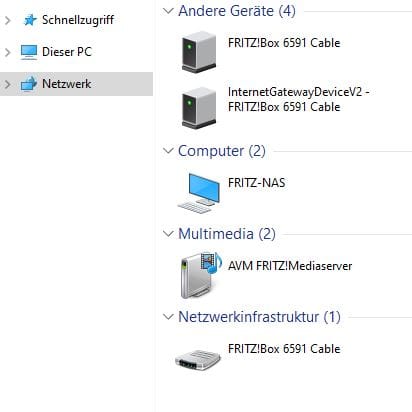 Um auf den Speicher zuzugreifen, haben Sie verschiedene Möglichkeiten. Am Rechner öffnen Sie unter Windows 10 "Dieser PC". Hier sollte unten die Fritzbox angezeigt sein. Klicken Sie doppelt auf das Fritzbox-Symbol und alle Ordner und Dateien im internen Speicher und des angeschlossenen USB-Sticks werden angezeigt.