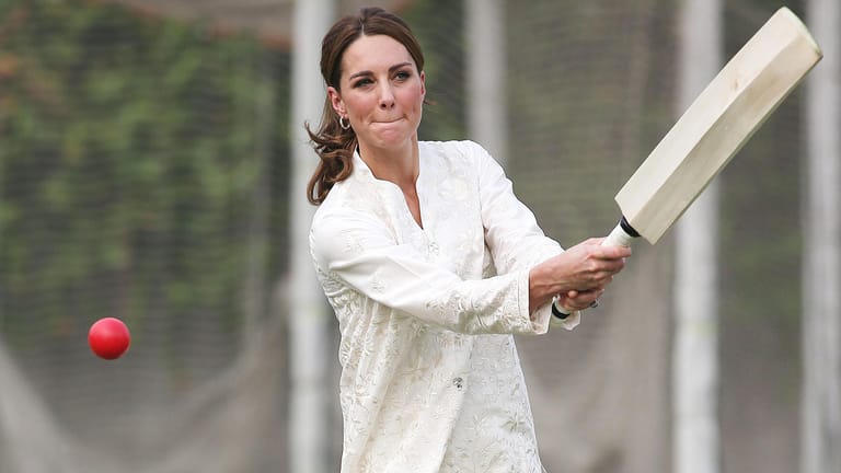 17. Oktober: Herzogin Kate stellt ganz in Weiß ihr Cricket-Talent unter Beweis.