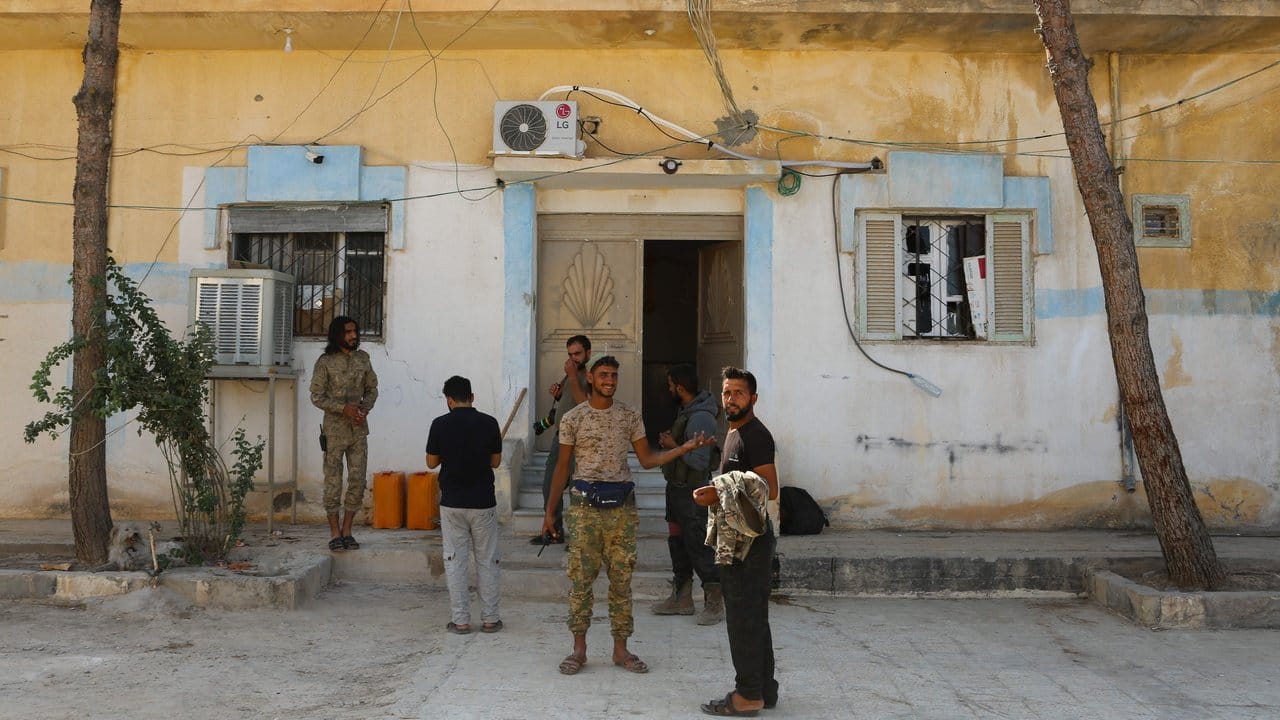 Kämpfer der Freien Syrischen Armee (FSA) haben die Kontrolle über ein Gefängnis übernommen. Kämpfer der Freien Syrischen Armee (FSA) haben die Kontrolle über ein Gefängnis übernommen.