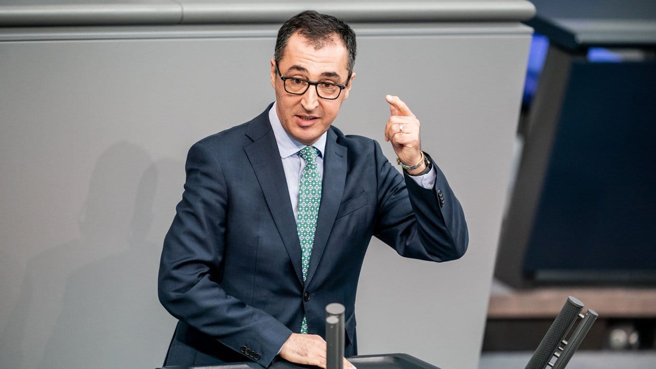 Der Vorsitzende des Verkehrsausschusses, Cem Özdemir (Grüne), scheitert deutlich mit seinem Vorstoß im Bundestag.