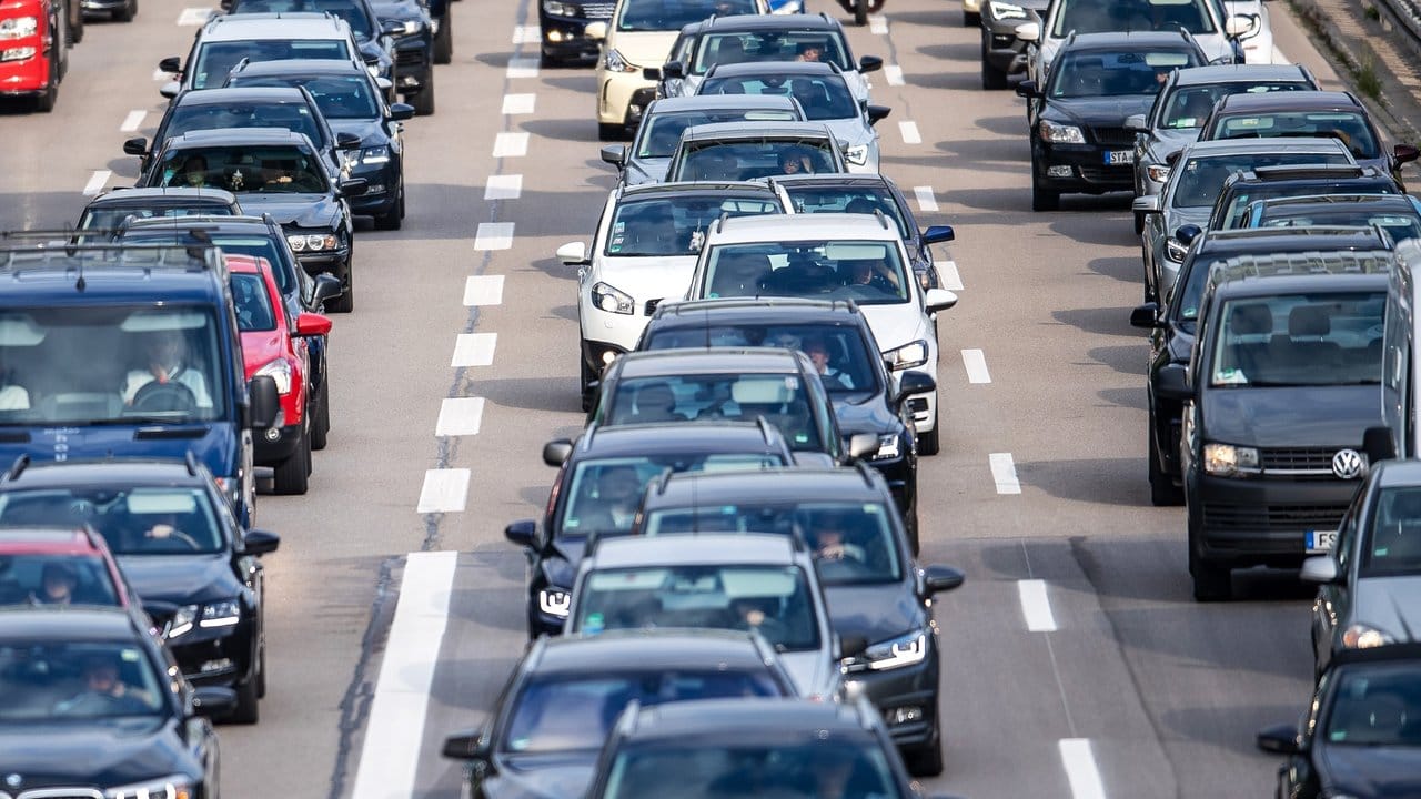 Auch über 500 Baustellen auf deutschen Autobahnen behindern den Verkehrsfluss.