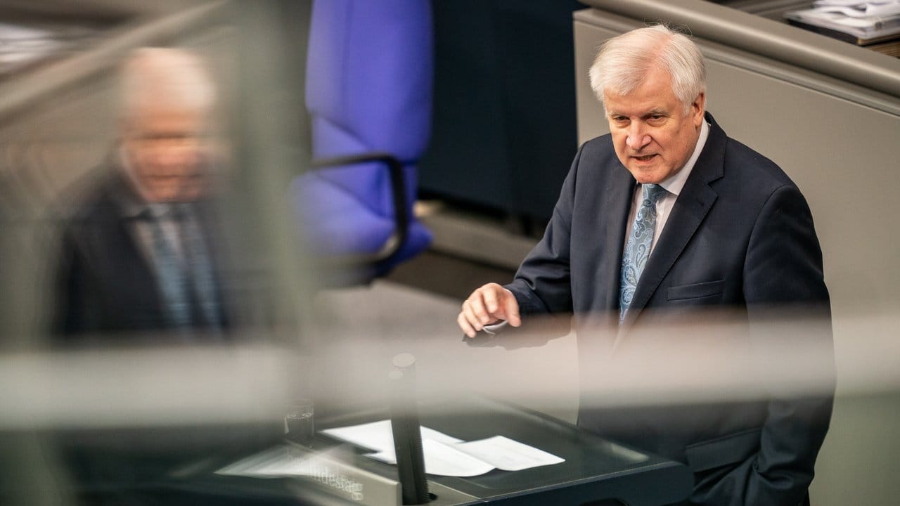 Innenminister Seehofer spricht in der Bundestagsdebatte zur Bekämpfung von Antisemitismus.