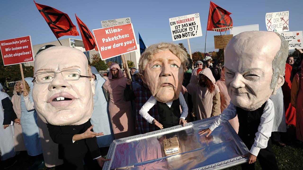 Campact-Aktivisten demonstrieren gegen das Klimapaket der Bundesregierung.