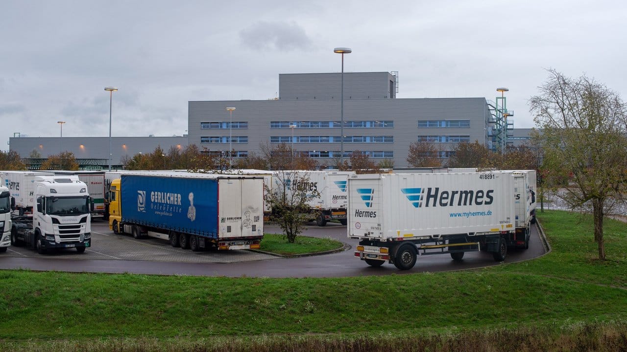 Lastwagen stehen auf dem LKW-Parkplatz vor dem Tor des Hermes-Versandzentrums.