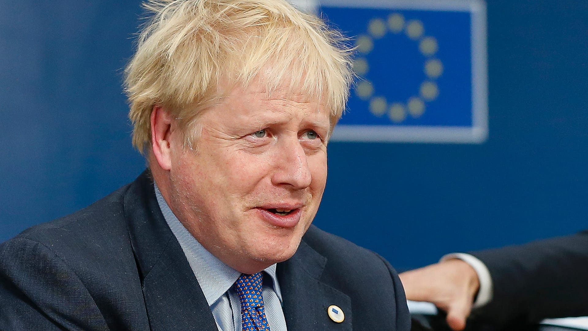 Der britische Premierminister Boris Johnson sagte, mit dem Deal könne Großbritannien nun einen "echten Brexit" vollziehen. "Ich hoffe sehr, dass meine Abgeordneten-Kollegen in Westminster jetzt einig werden, um den Brexit zu vollziehen, um diesen hervorragenden Deal über die Ziellinie zu bringen und den Brexit ohne weitere Verzögerung zu liefern."