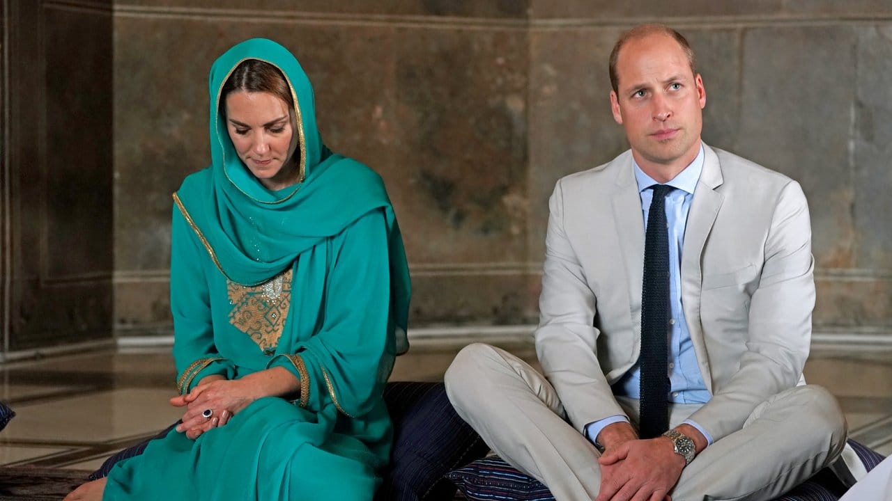 Herzogin Kate und Prinz William in der Badshahi-Moschee.