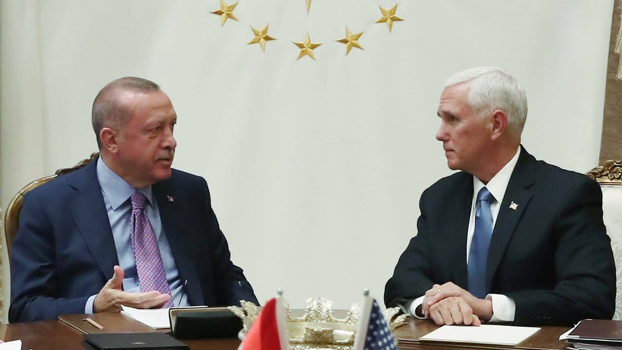 US-Vizepräsident Mike Pence (r) spricht mit dem türkischen Präsidenten Recep Tayyip Erdogan.