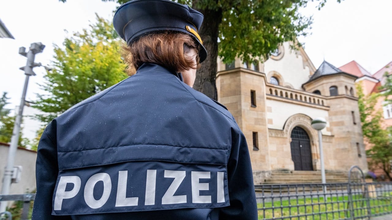 Eine Polizistin steht vor der Synagoge im bayerischen Straubing.