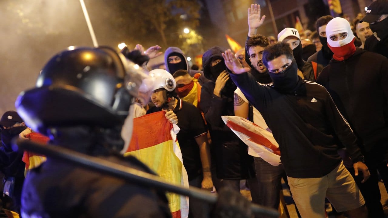Auch Rechtsextreme, die die spanische Einheit unterstützen, gingen in der Nacht zu Freitag auf die Straße.