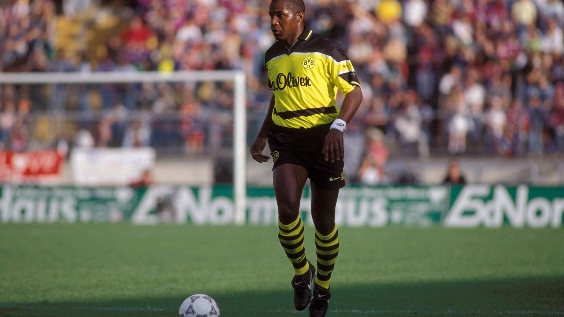 Julio Cesar (1994-1998): Der Brasilianer wurde in Dortmund zum Fan-Liebling. Die BVB- Fans verabschiedeten ihn mit einem Banner, auf dem geschrieben stand: "Du kamst als Fremder und gingst als Freund und als Borusse." Heute engagiert er sich im Rahmen eines Regierungsprogramms in Sao Paulo für bessere Bildung von Kindern und sucht nach neuen Fußballtalenten.