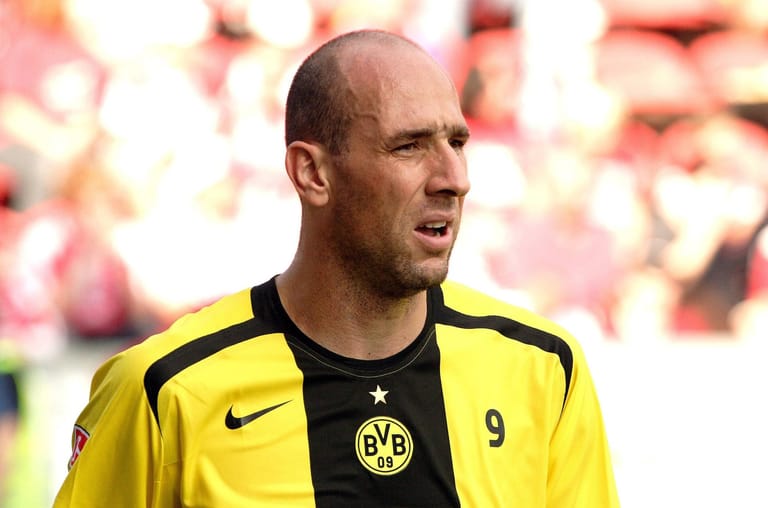 Jan Koller (2001-2006): In seinen fünf Jahren erzielte der 2,02 Meter-Mann 79 Tore für die Borussia aus Dortmund. Heute lebt er in Frankreich und spielt gerne - trotz seiner Größe - bei Beach-Football-Turnieren mit.