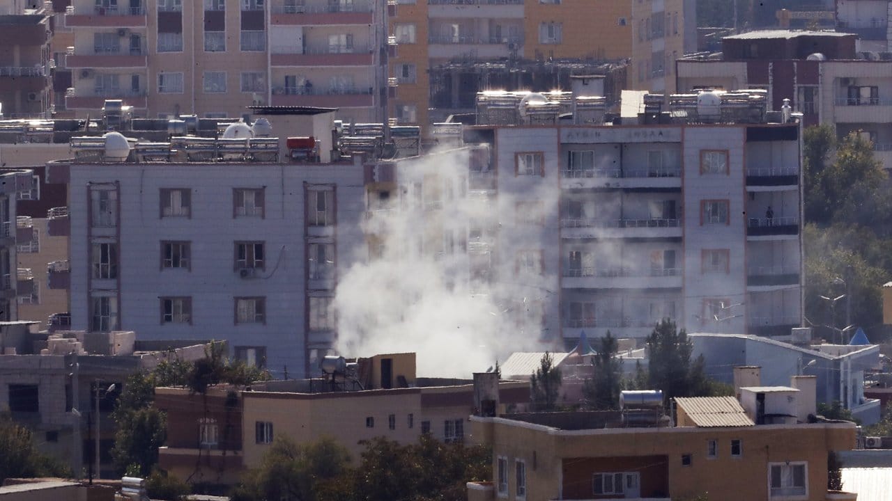 Rauch steigt über der syrischen Stadt Ras al-Ain auf.