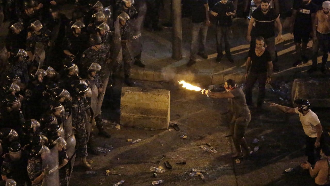 Demonstranten stoßen mit Polizisten.