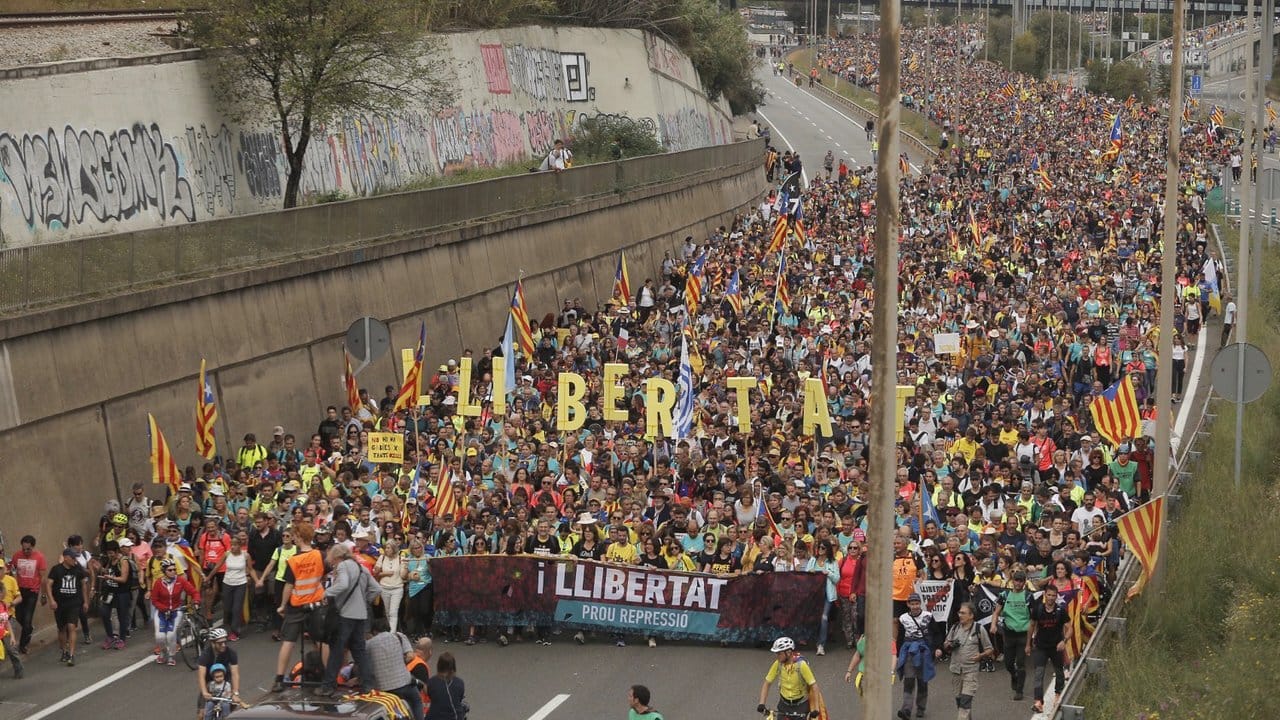 Demonstranten sind auf dem Weg ins Zentrum von Barcelona.