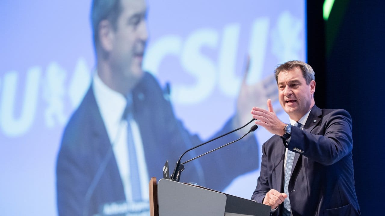 Markus Söder, CSU-Parteivorsitzender und Ministerpräsident von Bayern, spricht auf dem CSU-Parteitag in der Olympiahalle.