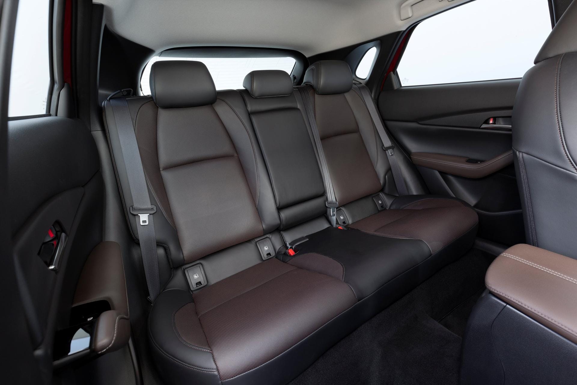Mazda CX-30: Das Modell bietet Platz für fünf Fahrgäste – drei davon sitzen auf der geräumigen Rückbank.