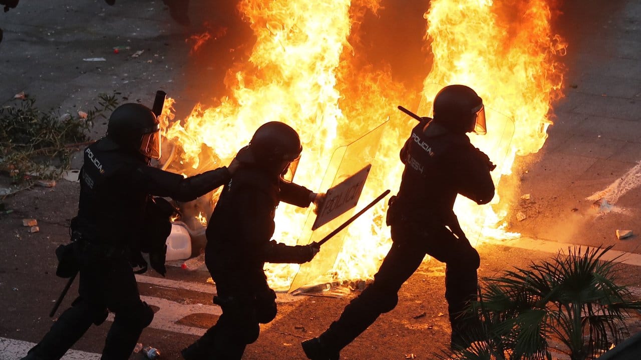 Brennende Straßenbarrikade in Barcelona: Der Protest gegen die Haftstrafen für neun Separatistenführer wird gewalttätiger.