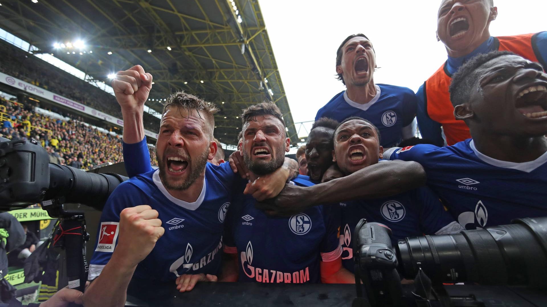 Am 31. Spieltag der Saison 2018/2019 empfängt Titelkandidat BVB den um den Klassenerhalt kämpfenden S04. Die Vorzeichen sind klar, das Ergebnis überrascht alle: Schalke gelingen erneut vier Tore in Dortmund, Schwarz-Gelb schwächt sich durch zwei rote Karten selbst. BVB-Coach Favre hakt nach der bitteren Niederlage die Meisterschaft ab: "Der Titel ist verspielt." Bayern holtschlussendlich auch dank der Gelsenkirchener Schützenhilfe die Schale.