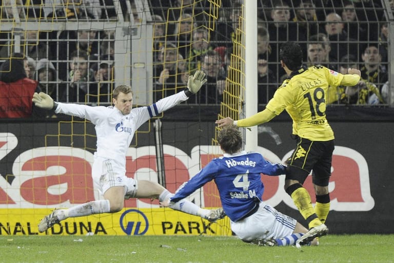 Im Frühjahr 2011 rollt der BVB auf seine siebte Meisterschaft zu, Schalke rutscht unter Felix Magath immer tiefer in den Tabellenkeller. Das Derby in Dortmund könnte nicht einseitiger sein: 20:8-Torschüsse pro BVB, gleich zehn Großchancen für den Tabellenführer. Doch S04-Torwart Manuel Neuer pariert an diesem Tag alles und sichert seinem Klub ein 0:0. Dortmund-Trainer Klopp gratuliert Neuer noch auf dem Spielfeld zu seiner Weltklasse-Leisung.
