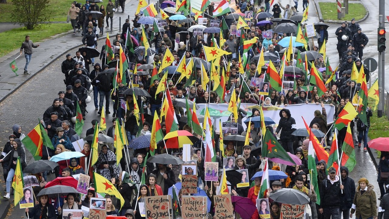 Teilnehmer der Demonstration gegen die türkische Militär-Offensive in Nordsyrien ziehen durch Köln.