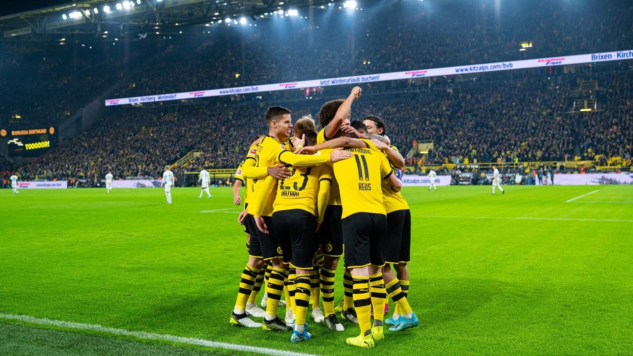 Die Dortmunder Spieler um Dortmunds Torschütze Marco Reus bejubeln das Siegtor.