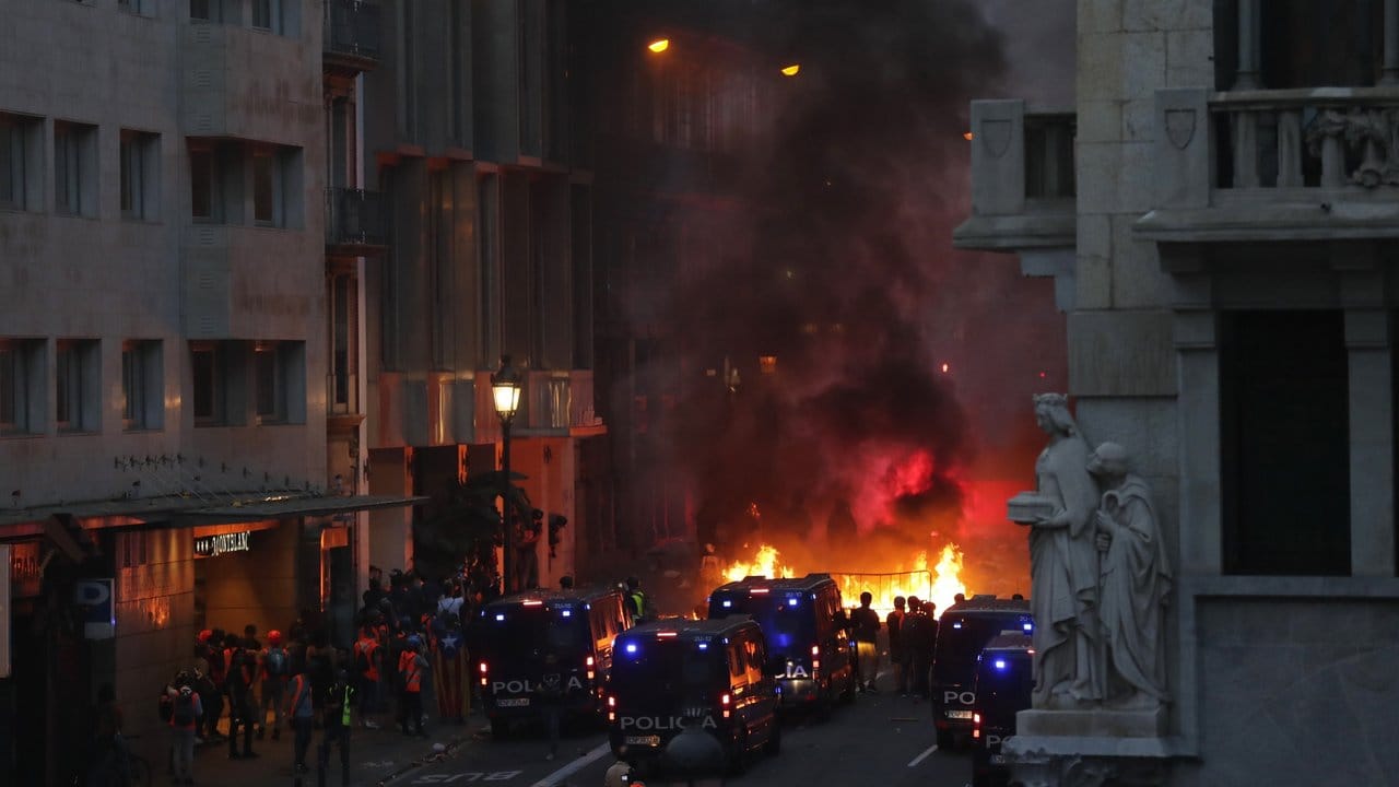 Brennende Straßenbarrikade in Barcelona: Neue schwere Unruhen haben den Unabhängigkeitskonflikt in Katalonien bedrohlich angeheizt.