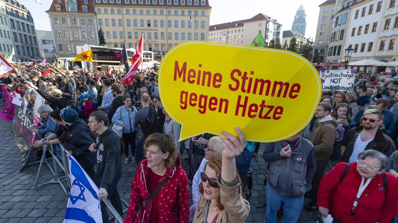 Unter dem Motto "Herz statt Hetze" sind in Dresden Menschen aus ganz Sachsen gegen die islam- und ausländerfeindliche Pegida auf die Straße gegangen.