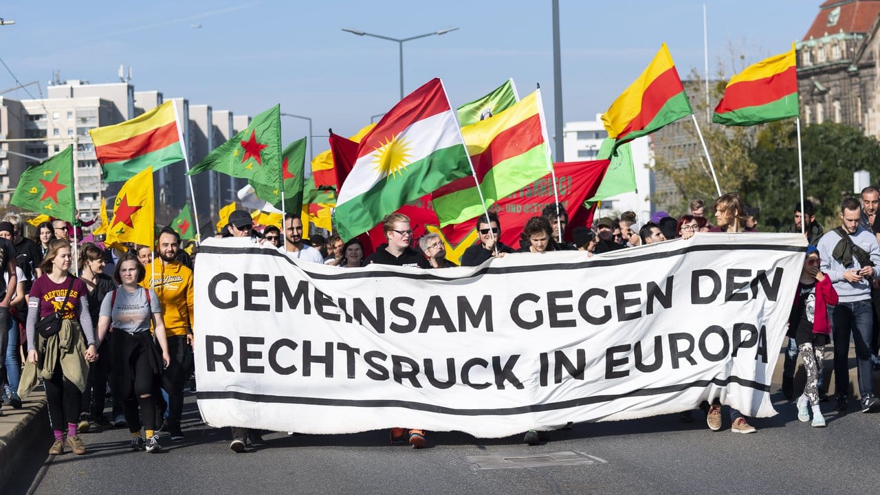 Teilnehmer protestieren "Gemeinsam gegen den Rechtsruck in Europa" und gegen die Dresdener Pegida-Bewegung.